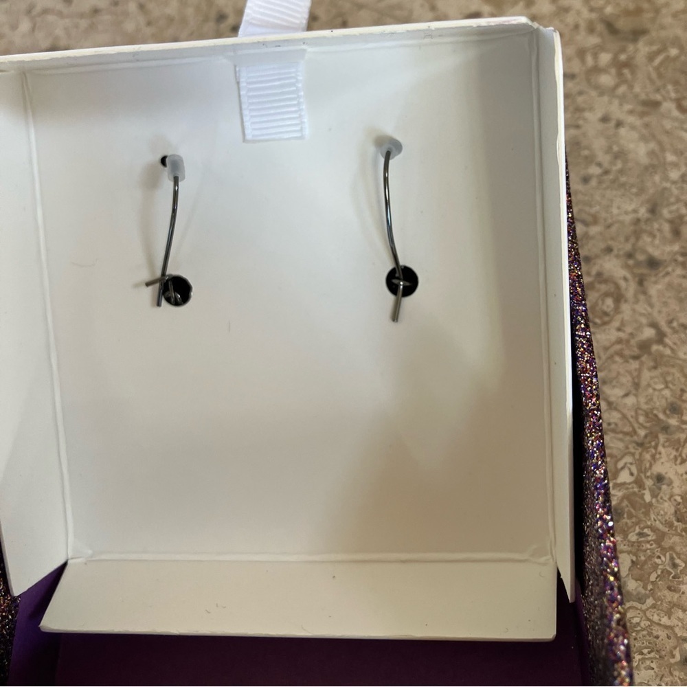 New Piper K Black Glass Stone Bat Earrings Lead Safe Nickel Free - Picture 3 of 3